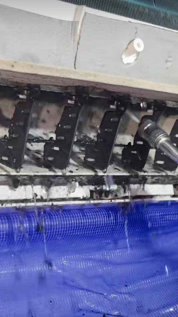 Eau noire qui sort d’une thermopompe pendant le rinçage, vidéo ZÉVAIR sur TikTok