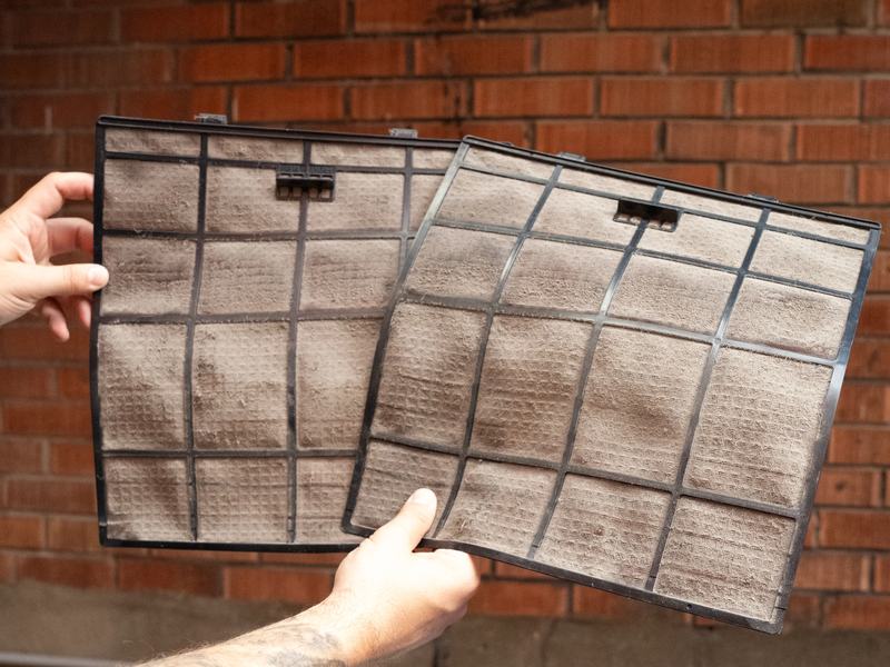 Filtres de thermopompe murale feutrés de poussière avant le nettoyage ZÉVAIR