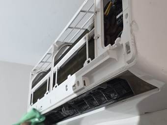 Nettoyage en profondeur d’une thermopompe murale par ZÉVAIR à Boisbriand