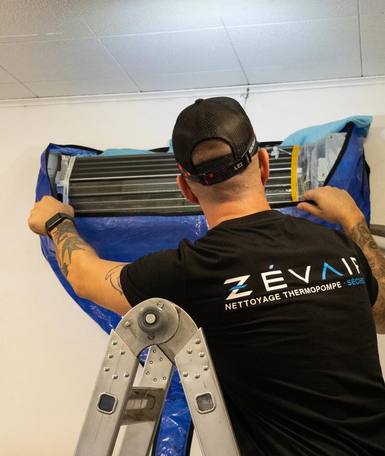 Technicien ZÉVAIR en intervention sur une thermopompe murale